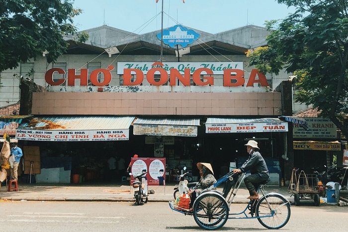 Chợ Đông Ba nằm tại vị trí số 2 Trần Hưng Đạo, P. Phú Hòa, TP Huế, ngay giữa cầu Gia Hội và cầu Trường Tiền. 
