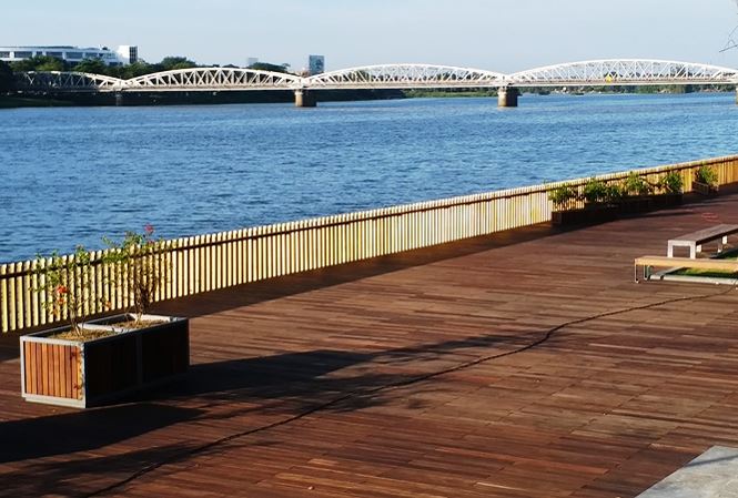 Cầu gỗ lim Huế - Vãn cảnh bên sông Hương thơ mộng