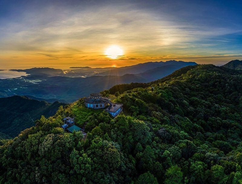 Ngắm bình minh tuyệt đẹp tại núi Bạch Mã