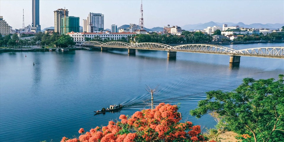 Vẻ đẹp bình yên, thơ mộng của của Cầu Trường Tiền Huế bắc qua sông Hương