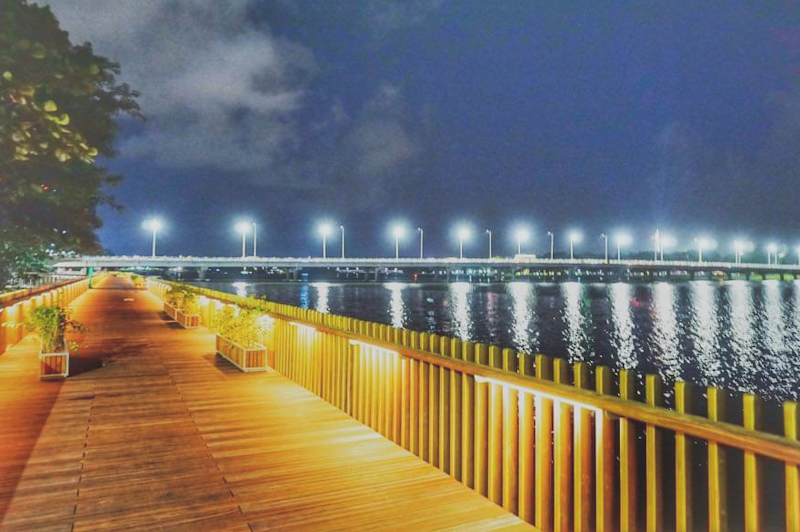 Cầu gỗ lim với vẻ đẹp rực rỡ vào ban đêm