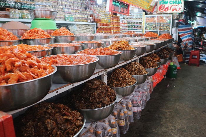 Quán hàng khô tại chợ Đông Ba