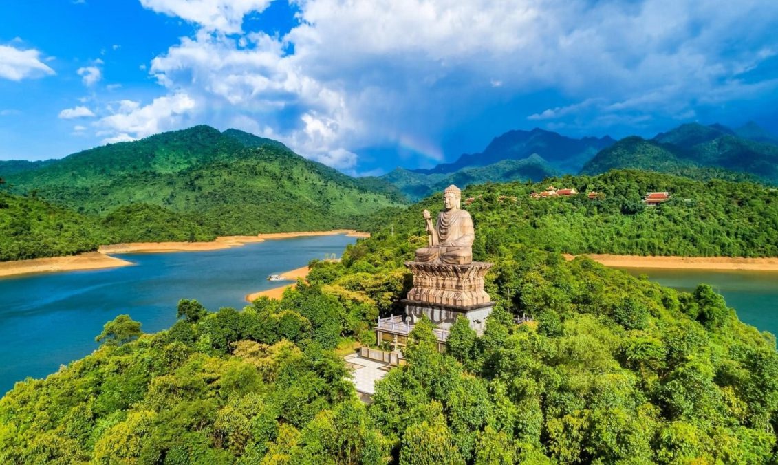 Thiền viện Trúc Lâm Bạch Mã nằm uy nghiêm giữa hồ nước xanh biếc (ảnh sưu tầm) 